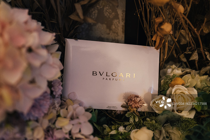 BVLGARI香水美容包与花卉展示，成都，四川，中国图片素材