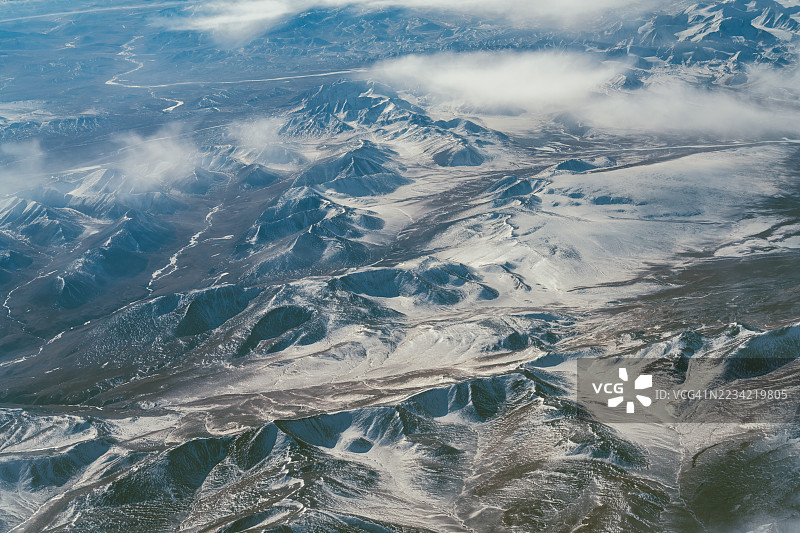 新疆布尔津县赫木村附近被雪覆盖的山脉鸟瞰图图片素材