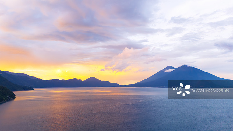 危地马拉阿蒂特兰湖及周围火山的日出图片素材
