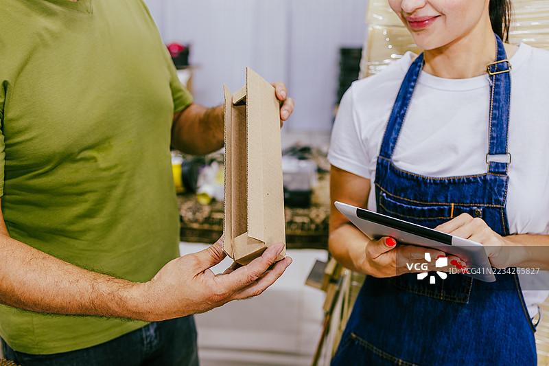 仓库里的工人。图片素材