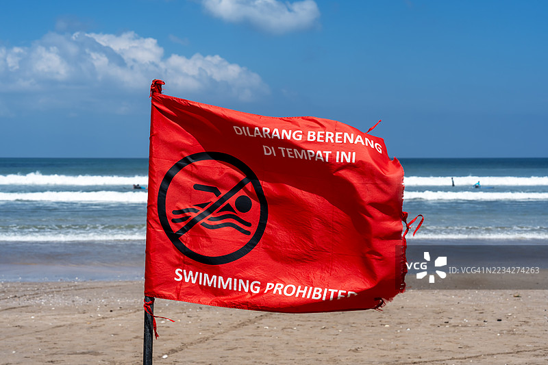 巴厘岛塞米亚克海滩的游泳禁止红旗图片素材