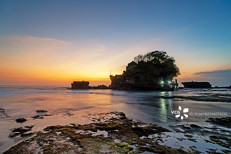 巴厘岛塔纳洛特寺的日落图片素材