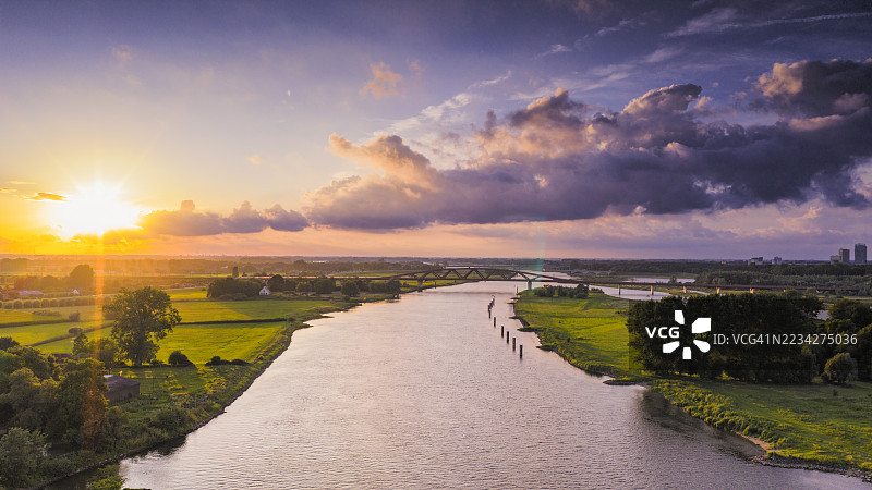 日落时分从高处俯瞰的艾瑟尔河风景图片素材