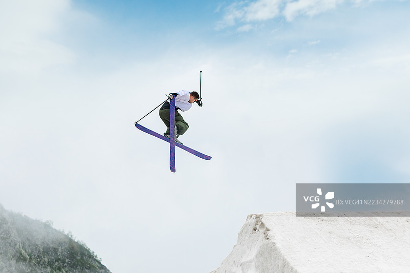 滑雪跳跃，尾部抓握图片素材