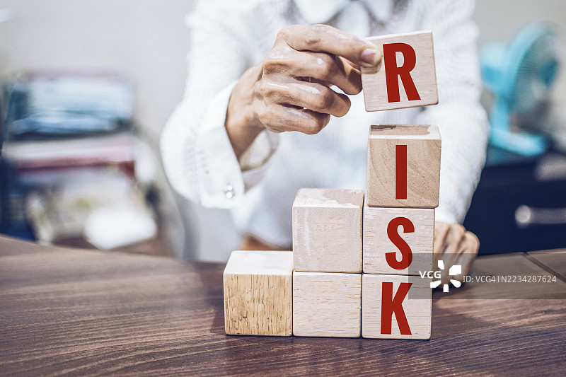 风险缓解的概念，保护公司的投资和财务风险图片素材