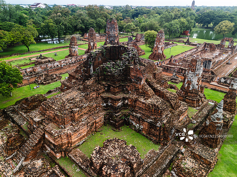 古老砖砌寺庙遗址的鸟瞰图，四周被绿树环绕图片素材