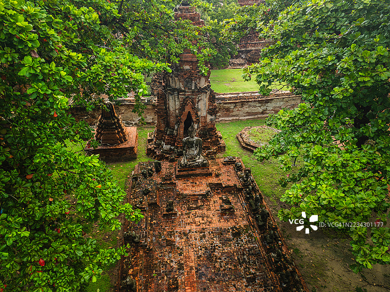 泰国寺庙遗址中的古代佛像鸟瞰图图片素材