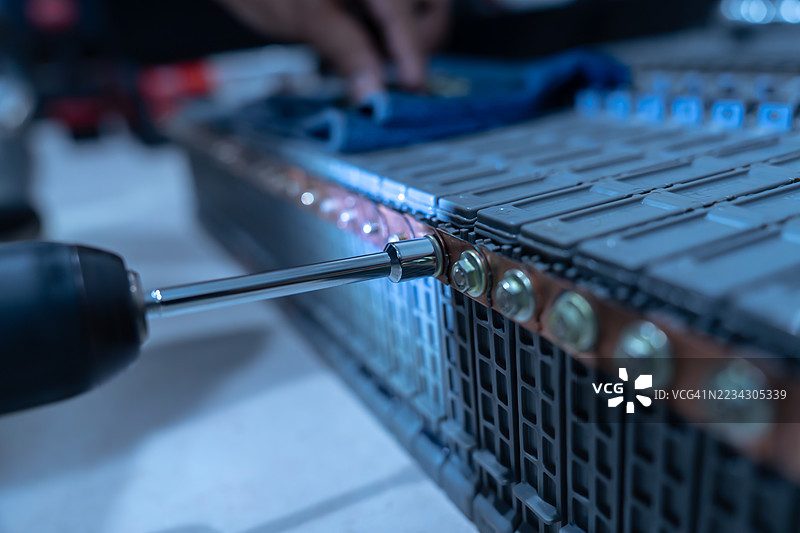 电动车电池维护：通过使用精密工具提高可再生能源系统中电池修复和优化的效率。图片素材