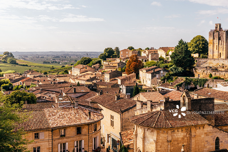 阳光明媚的秋日，圣埃米利翁村庄的城镇风景，鸟瞰图，新阿基坦，法国图片素材