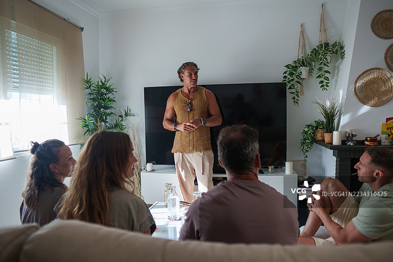 在家庭研讨会上激励观众的励志演讲者图片素材