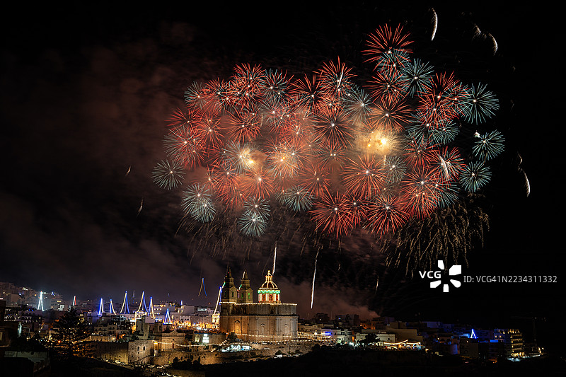 在马耳他最北端的城镇梅利哈，烟花绽放以庆祝一个名为“Il-Vitorja”的宗教节日，亦即圣母玛利亚的诞辰，另称“胜利之母”。9月8日通常被称为马耳他的胜利日。图片素材