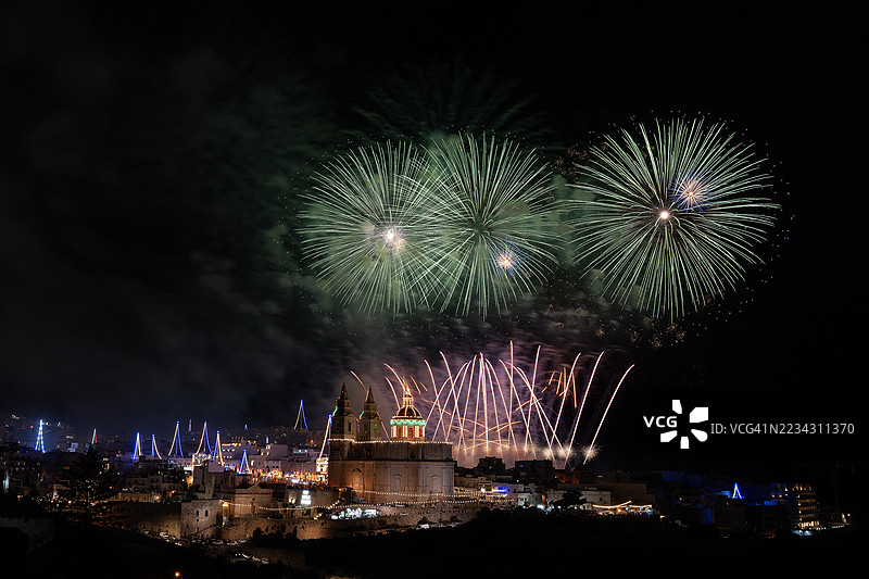 在马耳他最北端的城镇梅利哈，烟花绽放以庆祝一个名为“Il-Vitorja”的宗教节日，亦即圣母玛利亚的诞辰，另称“胜利之母”。9月8日通常被称为马耳他的胜利日。图片素材