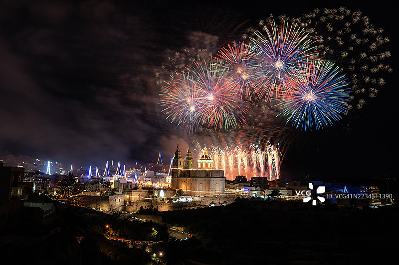 在马耳他最北端的城镇梅利哈，烟花绽放以庆祝一个名为“Il-Vitorja”的宗教节日，亦称为圣母诞辰，或称“胜利之女”。9月8日通常被称为马耳他的胜利日。图片素材