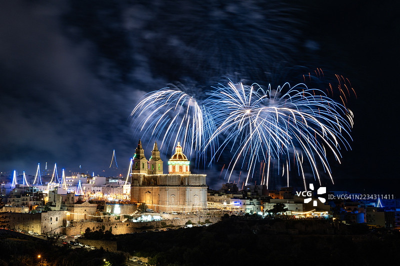 在马耳他最北端的城镇梅利哈，烟花绽放以庆祝一个名为“Il-Vitorja”的宗教节日，亦称为圣母诞辰，或称“胜利之女”。9月8日通常被称为马耳他的胜利日。图片素材