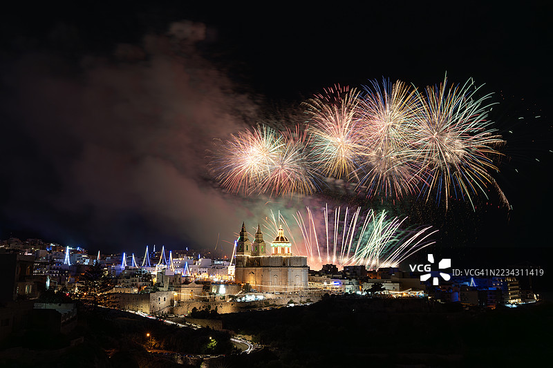在马耳他最北端的城镇梅利哈，烟花绽放庆祝一个名为“Il-Vitorja”的宗教节日，纪念圣母玛利亚的诞生，也被称为“胜利之母”。9月8日通常被称为马耳他的胜利日。图片素材