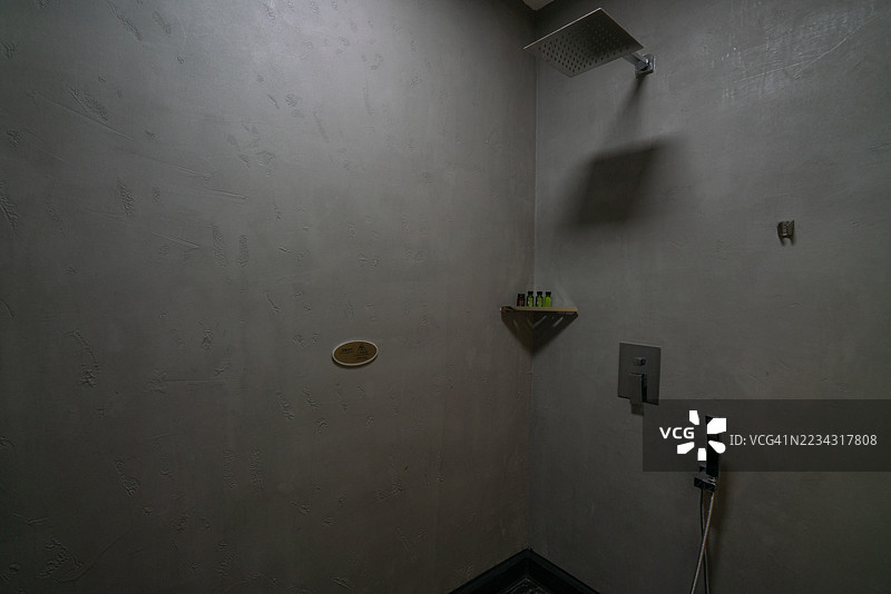昏暗的角落里有淋浴设施图片素材