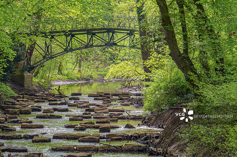 德国明登的巴斯陶河与桥图片素材