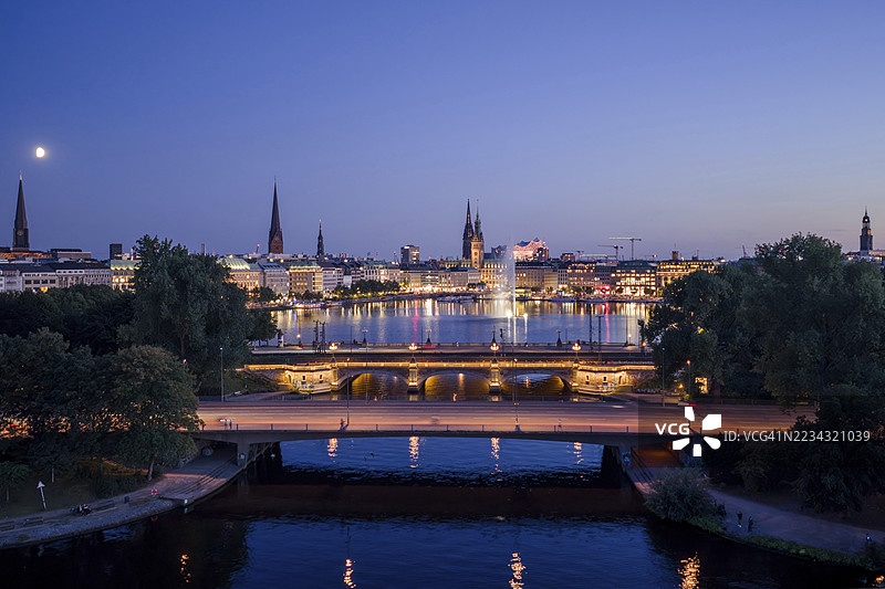 汉堡，德国，外阿尔斯特湖和内阿尔斯特湖的鸟瞰图，包含肯尼迪桥、阿尔斯特喷泉、荣芬斯蒂格、城市厅和易北河音乐厅，拍摄于蓝色时刻。图片素材