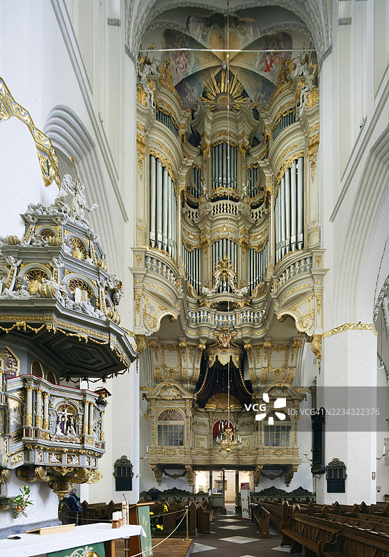 左侧的文艺复兴讲坛,建于1574年,带有1723年的巴洛克讲坛罩,位于马里恩教堂,属于新教路德宗,北德砖石哥特式,中央管风琴建于1766年,位于王子包厢下方,合唱团,巴西利卡,三 nave,建于1290年至15世纪中叶,港口。图片素材