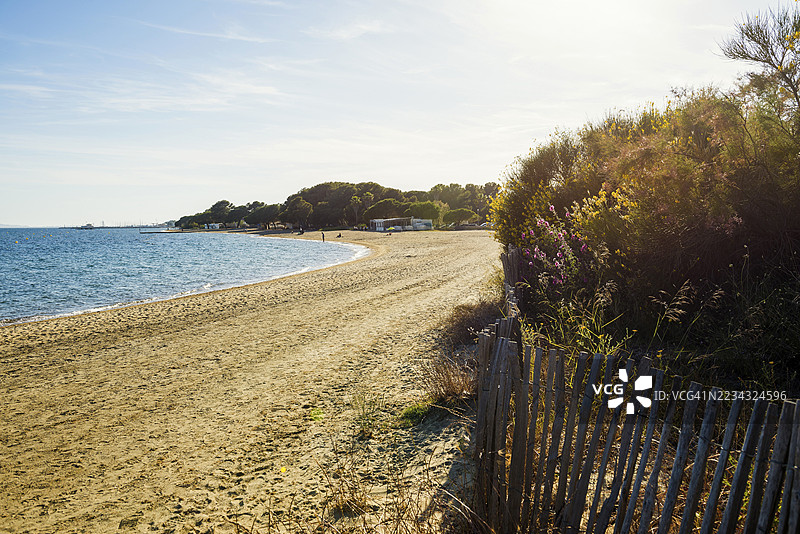 海滩，银石海滩，朗德莱莫尔，瓦尔省，法国里维埃拉，普罗旺斯-阿尔卑斯-蔚蓝海岸大区，蔚蓝海岸，法国图片素材