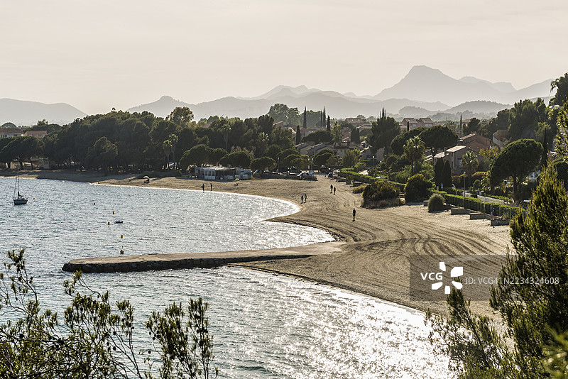 海滩，阿让蒂耶尔海滩，朗德莱莫尔，瓦尔，法国里维埃拉，普罗旺斯-阿尔卑斯-蔚蓝海岸，蔚蓝海岸，法国图片素材