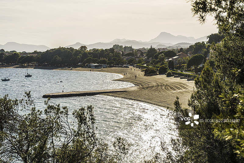 阿尔让蒂耶海滩，拉隆德莱莫尔，瓦尔，法国里维埃拉，普罗旺斯-阿尔卑斯-蓝色海岸，法国图片素材