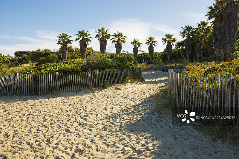 卡巴松海滩,博尔梅-莱-米莫萨,瓦尔,法国里维埃拉,普罗旺斯-阿尔卑斯-蓝色海岸,法国图片素材