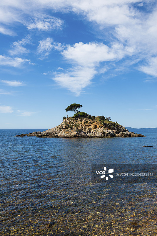 小岛,埃斯塔尼奥尔海滩,博尔梅-莱-米莫萨,瓦尔,法国里维埃拉,普罗旺斯-阿尔卑斯-蓝色海岸,法国图片素材