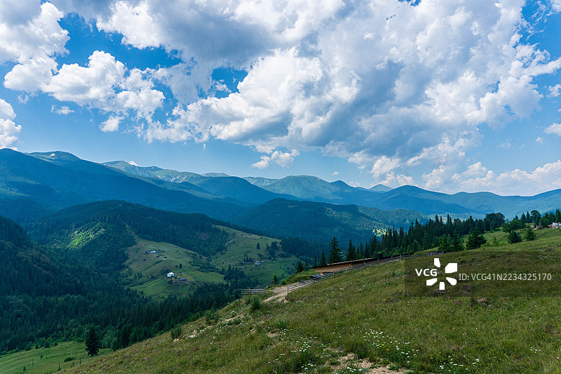 乌克兰杰姆布罗尼亚下的壮丽山脉风景与多云天空图片素材