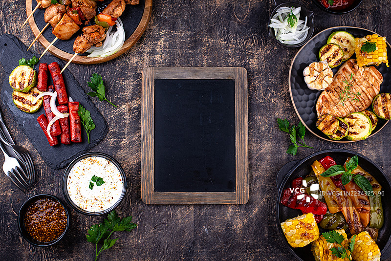 从上方俯视的烤制食物和乡村风格桌子上的空白石板图片素材