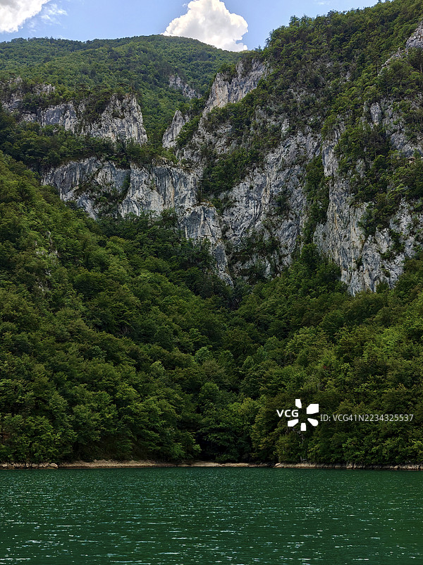 壮丽的山脉风景，郁郁葱葱的森林和宁静的湖泊，斯雷布雷尼察，波斯尼亚和黑塞哥维那图片素材