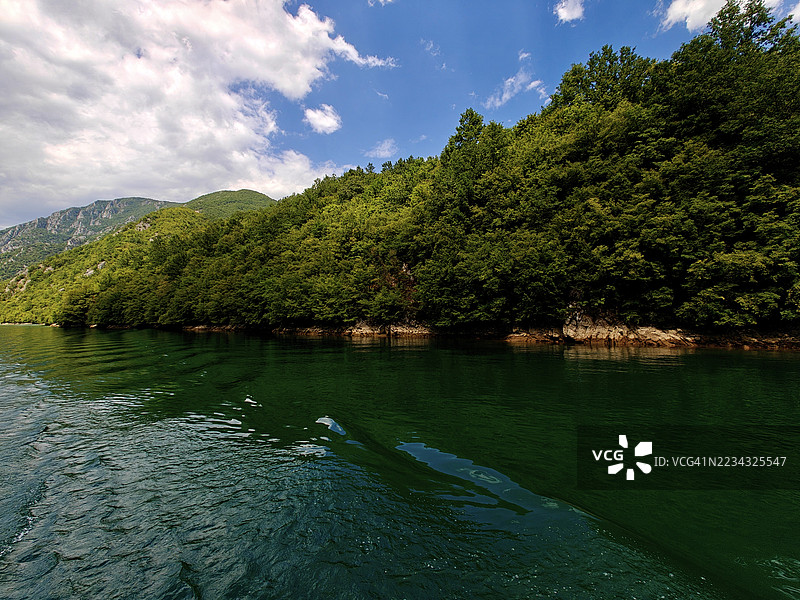 被郁郁葱葱的森林和山脉环绕的湖泊美景，斯雷布雷尼察，波斯尼亚和黑塞哥维那图片素材