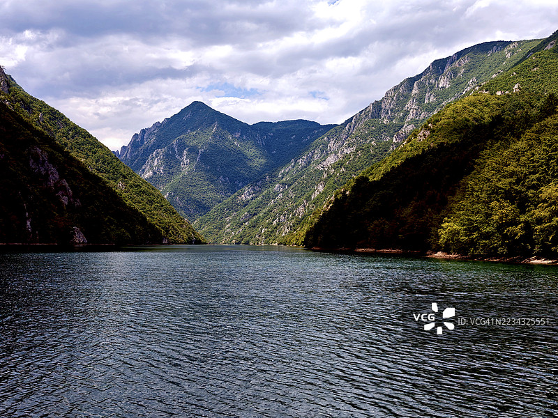 云雾缭绕下的壮丽山湖，斯雷布雷尼察，波斯尼亚和黑塞哥维那图片素材