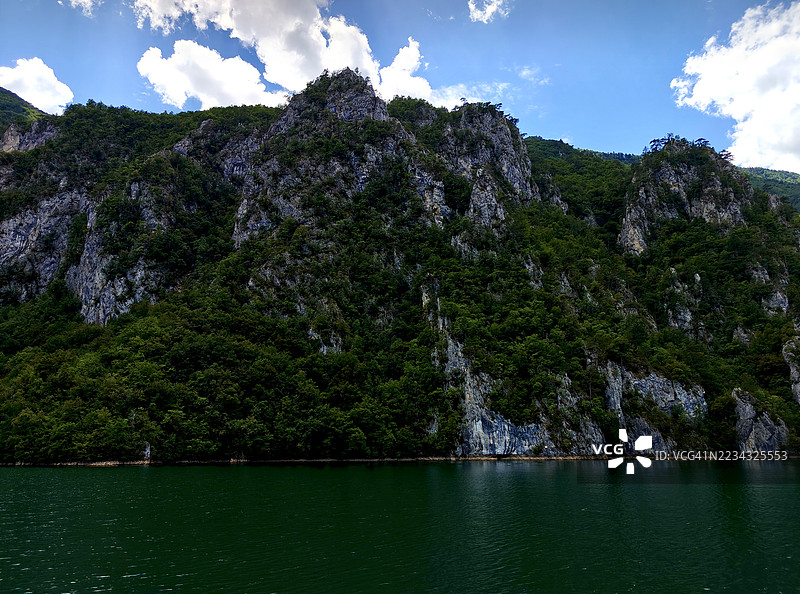 壮丽的山脉风景，湖泊与森林，斯雷布雷尼察，波斯尼亚和黑塞哥维那图片素材