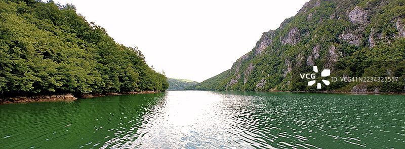 宁静的河流穿过郁郁葱葱的森林和岩石山丘，斯雷布雷尼察，波斯尼亚和黑塞哥维那图片素材