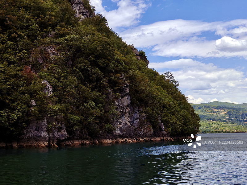 宁静的湖泊被郁郁葱葱的森林和岩石悬崖环绕，斯雷布雷尼察，波斯尼亚和黑塞哥维那图片素材