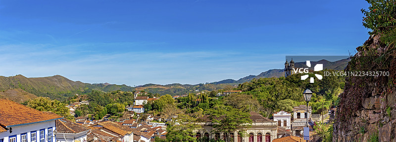 米纳斯吉拉斯州奥鲁普雷图历史城市的全景，位于山脉之间，巴西奥鲁普雷图。图片素材