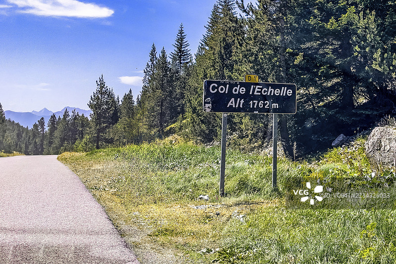 位于法国上阿尔卑斯省的埃谢尔高山口顶部的标志，海拔1762米图片素材