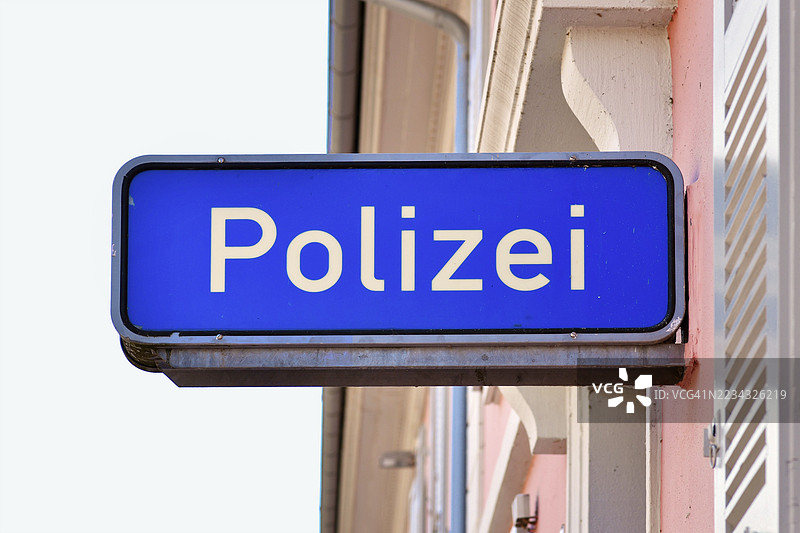 德国埃特林根 - 2025年8月13日：建筑上的德国警察标志，写有“Polizei”字样图片素材