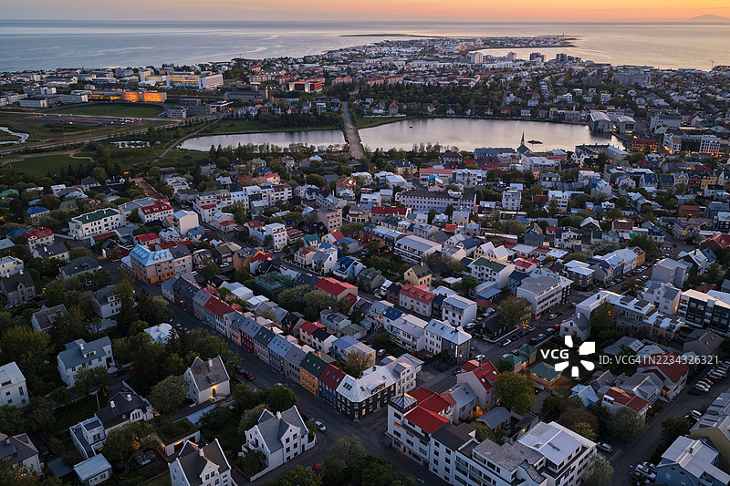 冰岛雷克雅未克市景的日落鸟瞰图图片素材