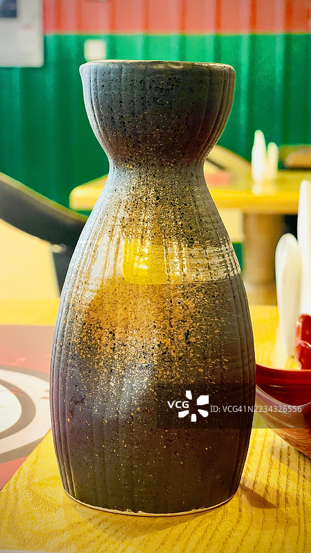 餐厅木桌上的陶瓷花瓶图片素材