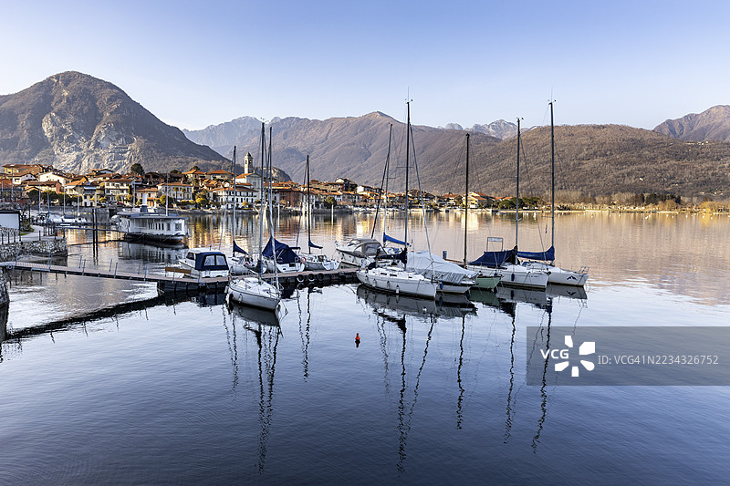 意大利皮埃蒙特大区马焦雷湖费里奥洛港口的帆船图片素材