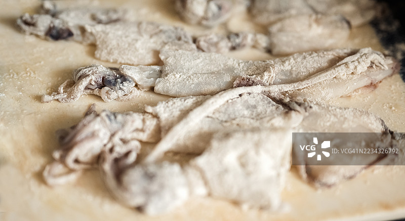 生鱿鱼裹上面粉的特写镜头图片素材