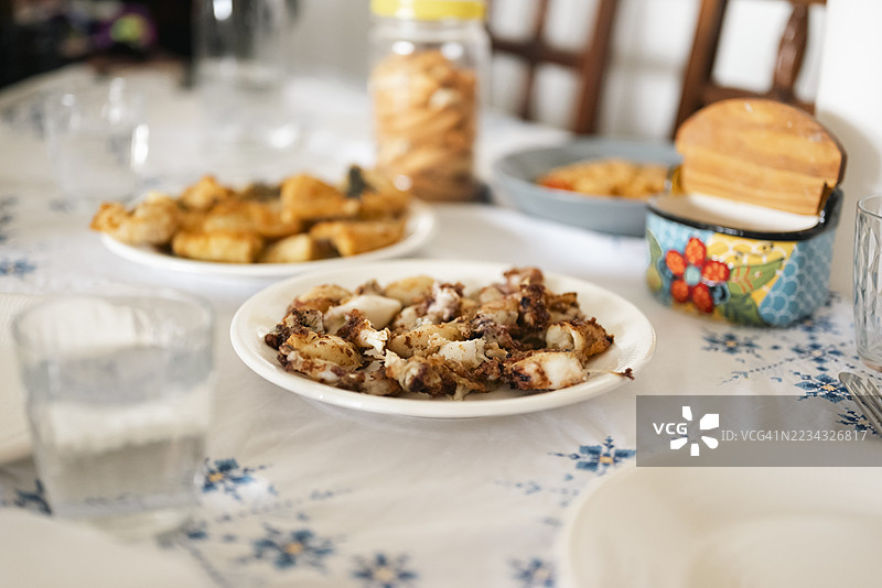 桌子上各种菜肴的特写图片素材