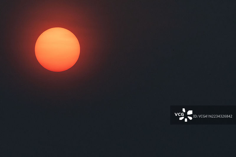 黑暗天空中闪耀着橙色光芒的日落，美国图片素材