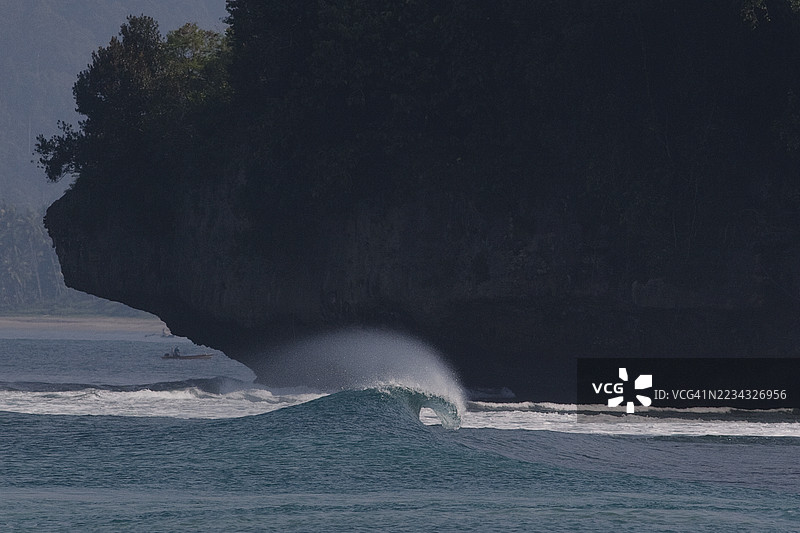 海浪撞击岩石悬崖，印度尼西亚南部海岸，苏门答腊冲浪度假村图片素材