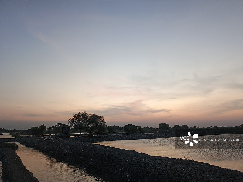 宁静的河流风景在日落时分图片素材