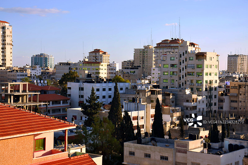 日落时分加沙城的城市天际线与住宅楼图片素材