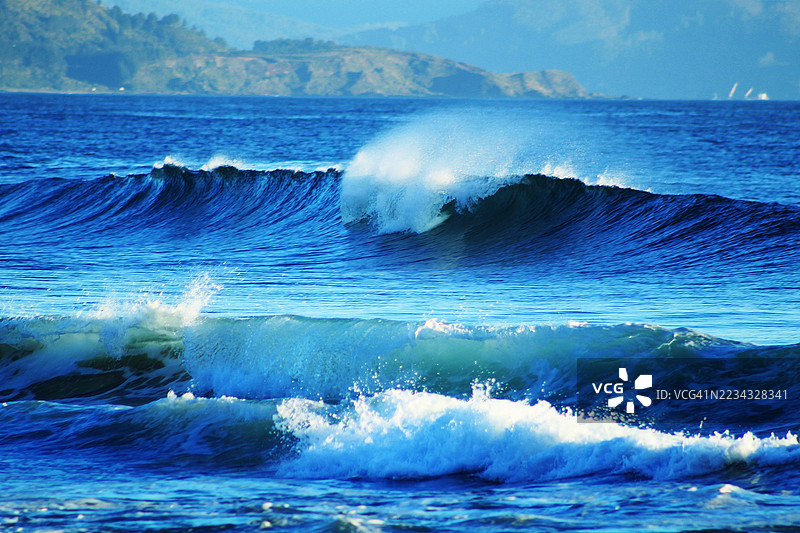 壮丽的海浪拍打着海岸图片素材
