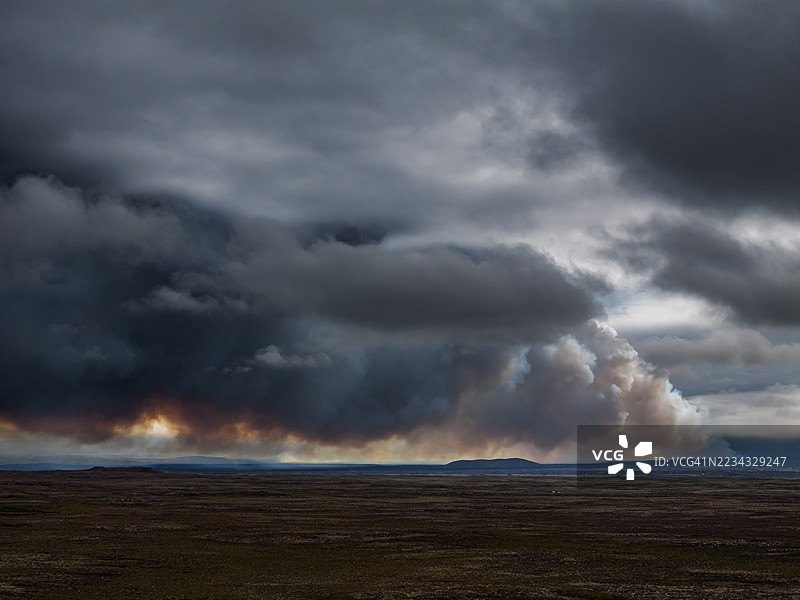 默认火山,火山喷发,灰烬云,鸟瞰图,Sundhnúkur火山口链,2025年7月,雷克雅未克半岛,冰岛图片素材